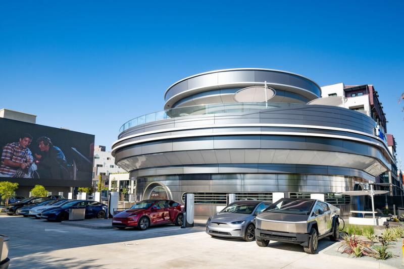 TechCrunch: в США заработала первая закусочная Илона Маска Tesla Diner & Drive-In