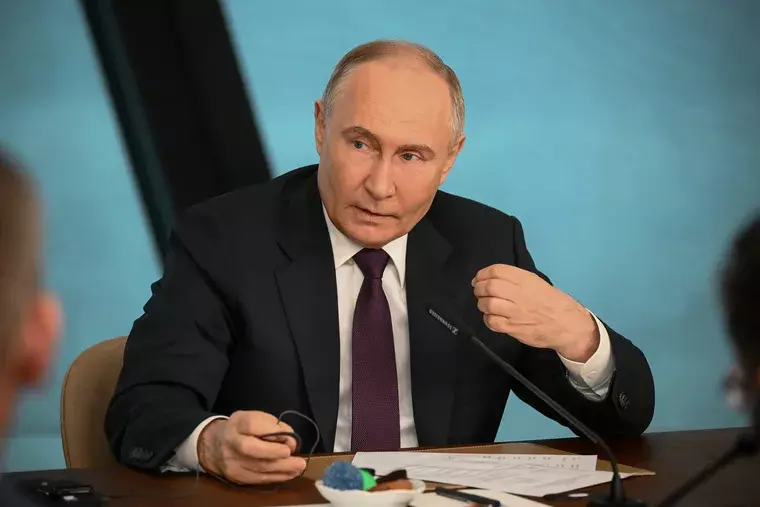 Путин поручил обеспечить переход к широкому использованию цифрового рубля