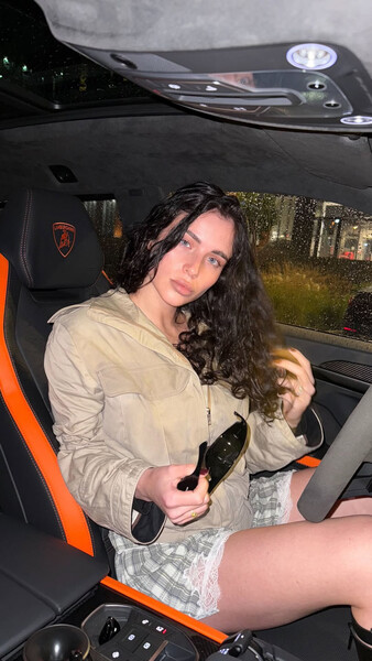 Адель Вейгель показала обнаженные ноги в мини-шортах в Lamborghini Urus