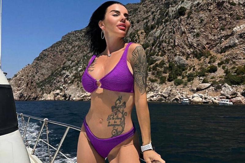 Певица Юлия Волкова выложила фото в бикини на яхте