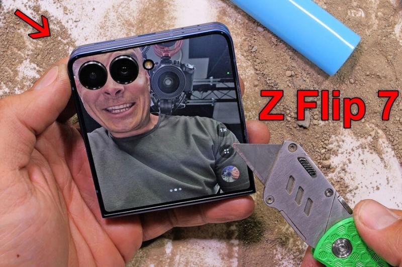 JerryRigEverything испытал Samsung Galaxy Z Flip7 на прочность ножом и песком