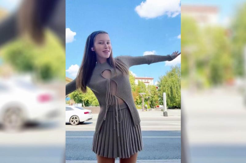 Актриса Анна Пересильд снялась в топе с вырезами и мини-юбке