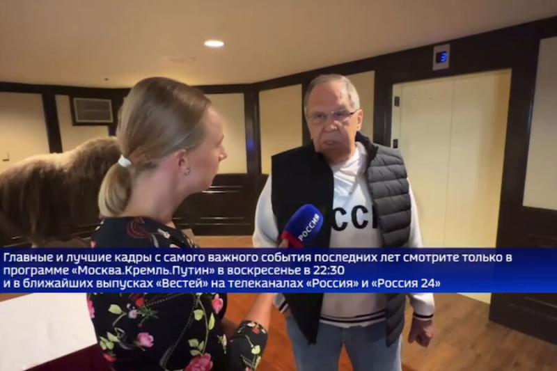 Свитер главы МИД Лаврова с надписью «СССР» стоит 10990 рублей