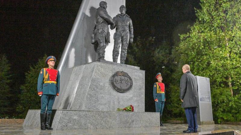 Президент Путин почтил память летчиков трассы Аляска – Сибирь в Магадане