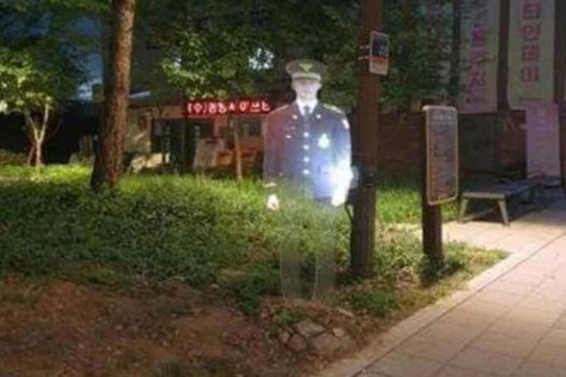 OC: в Сеуле поставили голографического полицейского для борьбы с преступностью
