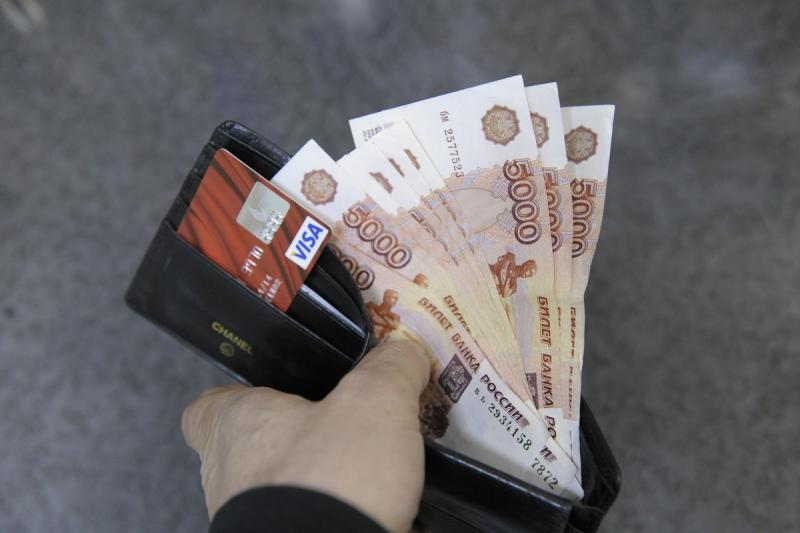 Экономист Корнеев: предприятия ради выживания берут средства из зарплат россиян