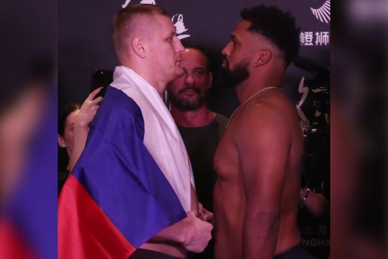 Боец Павлович вышел с флагом России на дуэль взглядов перед турниром UFC
