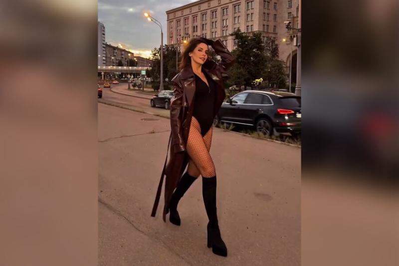 Актриса Лиза Моряк снялась на улице в Москве в боди и кожаном тренче
