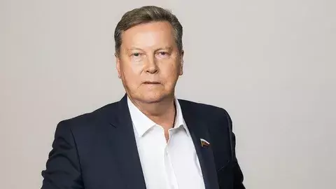 Депутат Нилов призвал понять сумму лимита на подарки педагогам и врачам