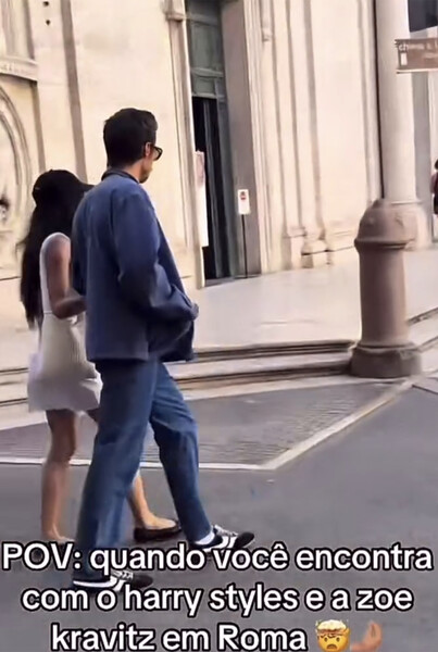 Певец Гарри Стайлс схватил Зои Кравиц за ягодицы на прогулке