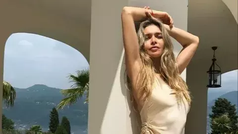 Певица Вера Брежнева снялась в белом мини-платье как у невесты