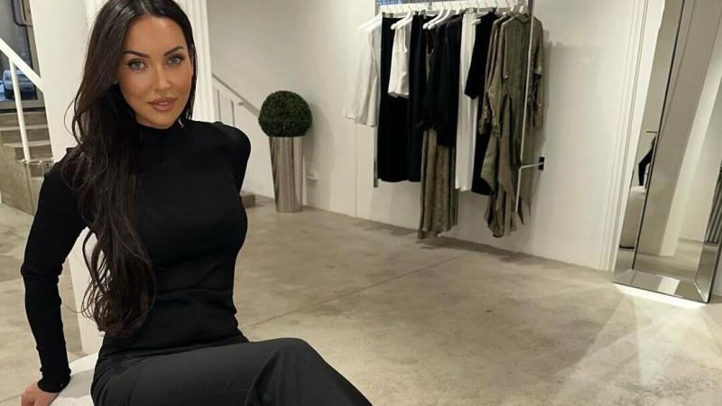 Певица Алсу снялась в обтягивающем комбинезоне