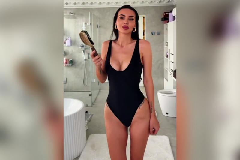 Блогерша Оксана Самойлова снялась в боди без штанов