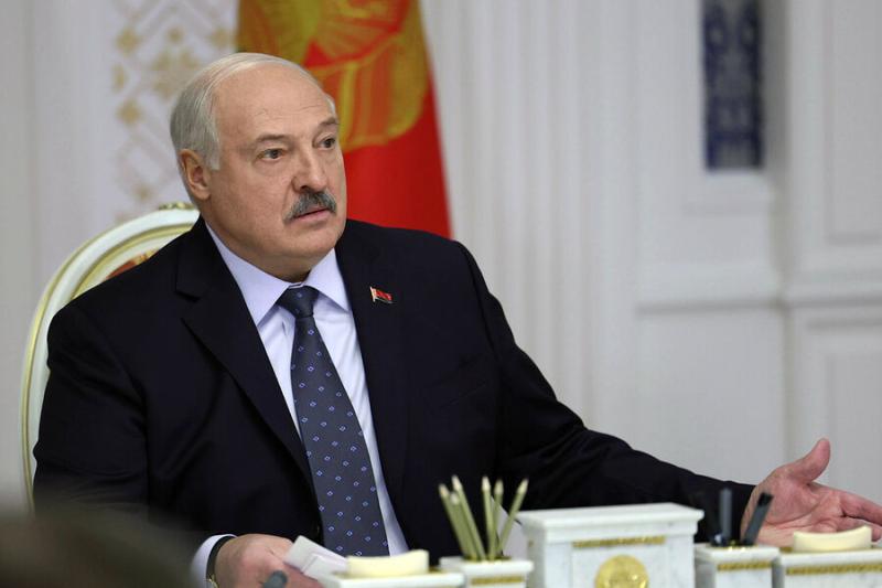 Лукашенко: если белорусские военные хотят жить, им следует учиться у россиян