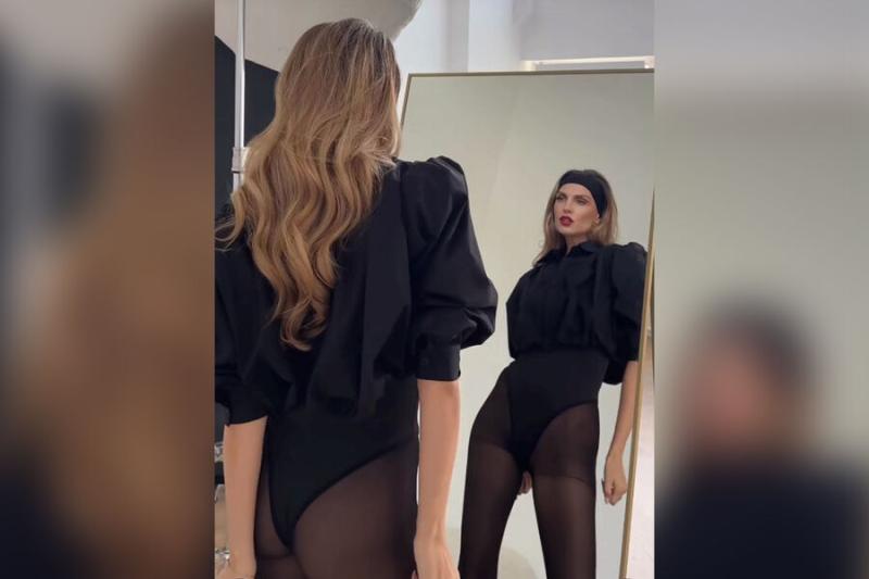 Певица Саша Савельева показала фигуру в боди