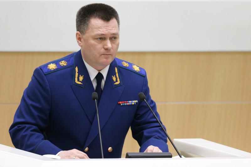 Генпрокурор Краснов дал слово разобраться с необходимостью клеток в судах