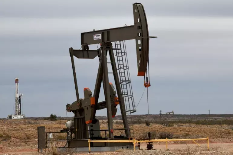 Стоимость фьючерса на нефть Brent на бирже ICE опустилась ниже $65 за баррель