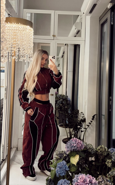 Певица Анна Седокова снялась в костюме с выглядывающими трусами