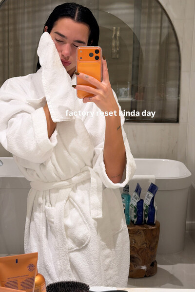 Певица Дуа Липа снялась в халате без косметики