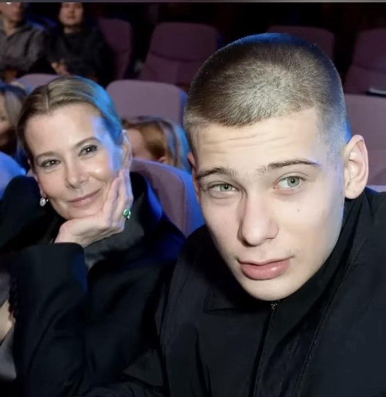 Правда о 22-летнем сыне Юлии Высоцкой от Андрея Кончаловского