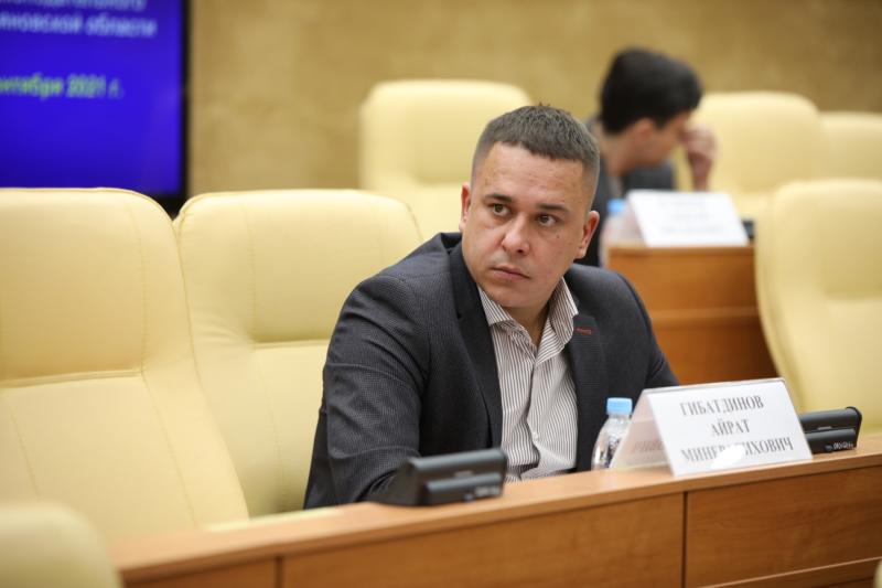 Сенатор Гибатдинов призвал увеличить оклад педагогов до двойного размера МРОТ