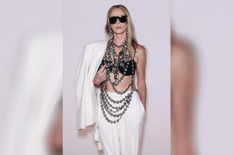 Актриса Шарлиз Терон в топе из драгоценных камней снялась на показе