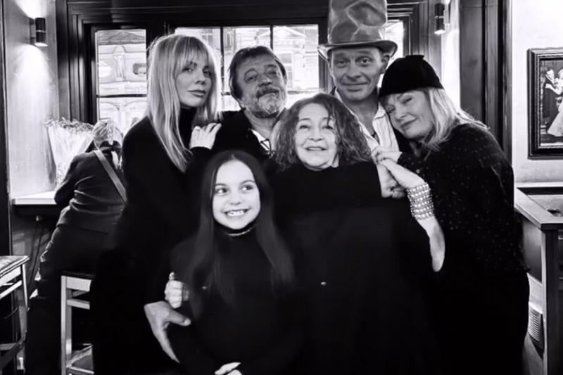 Певица Анастасия Стоцкая опубликовала фото со знаменитым братом Павлом Майковым