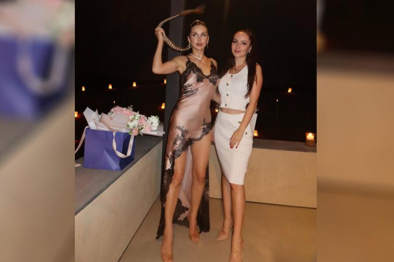 Певица Светлана Лобода выложила фото в платье с разрезом до бедра