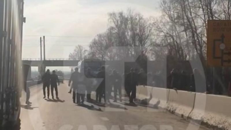 В Саратове футбольные фанаты заблокировали движение авто