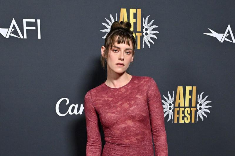 Актриса Кристен Стюарт снялась в полупрозрачном платье