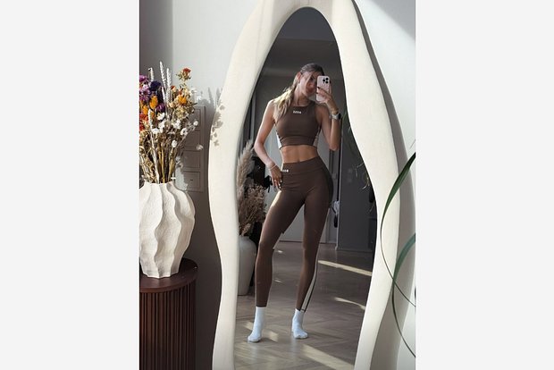 «Самая сексуальная спортсменка мира» показала фигуру в коротком топе