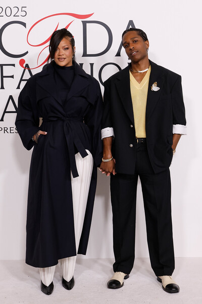 Певица Рианна в плаще и брюках снялась с возлюбленным A$AP Rocky