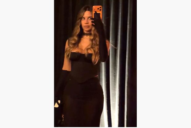 Гимнастка Самира Мустафаева показала фигуру в платье с ультра откровенным вырезом