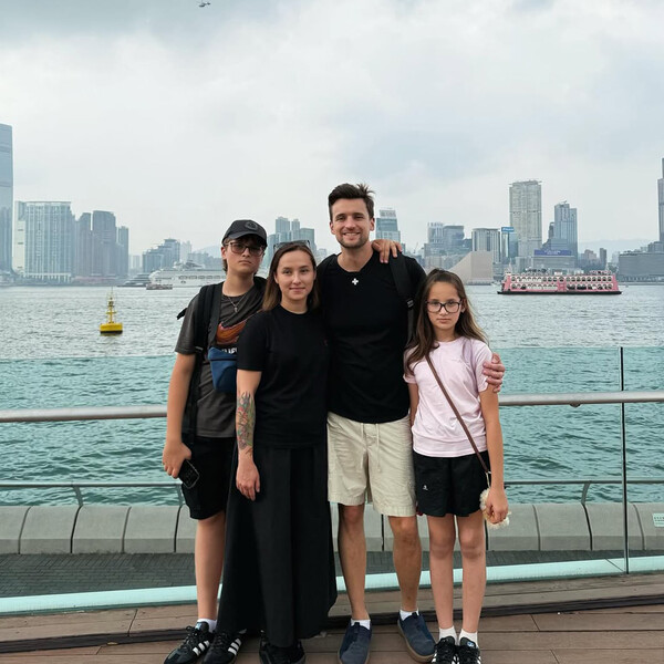 Певец Дмитрий Колдун показал своих жену и детей