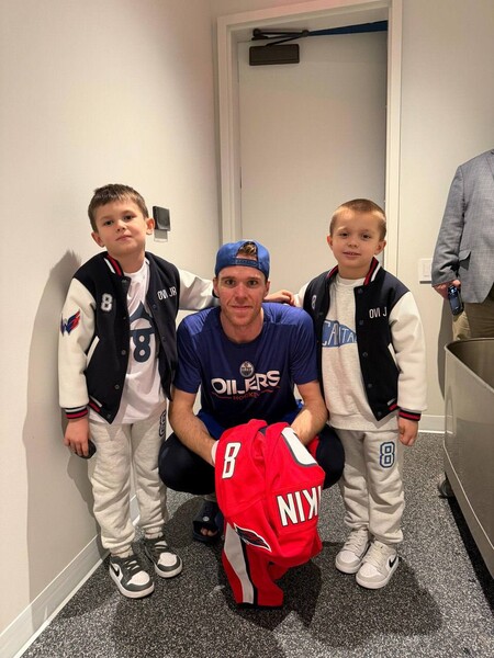 Макдэвид сфотографировался с сыновьями Овечкина после матча НХЛ