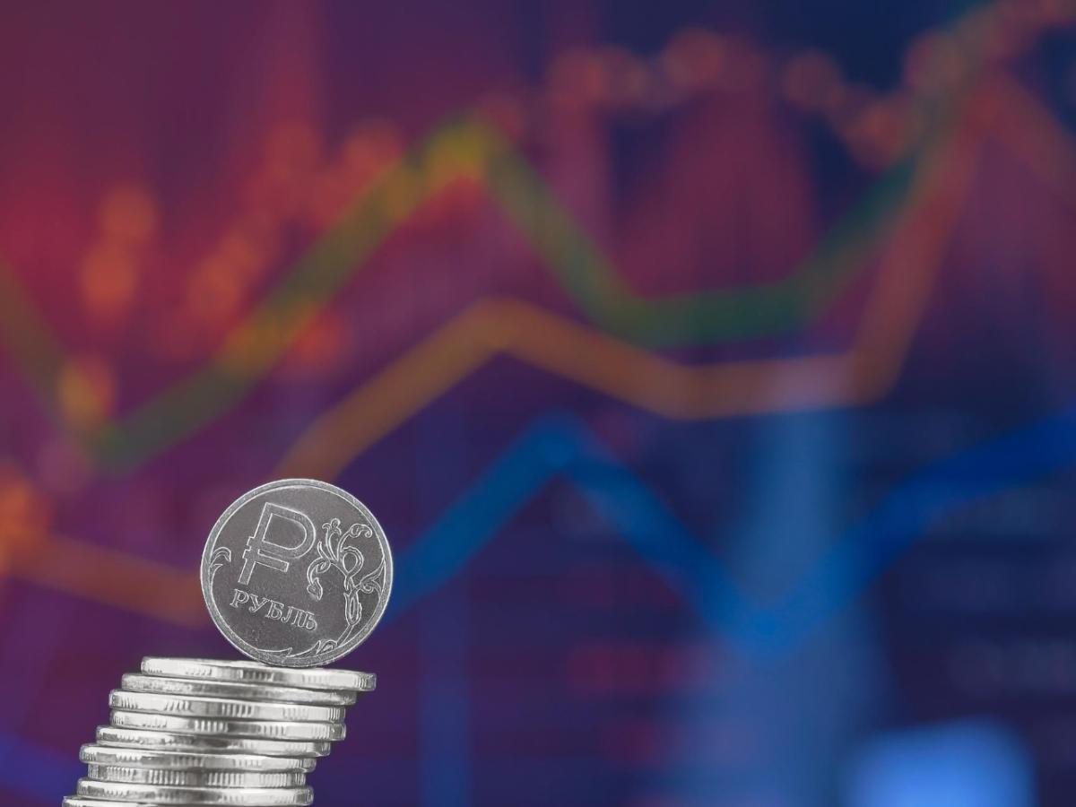 Крупнейшие экспортеры сократили покупки валюты в России