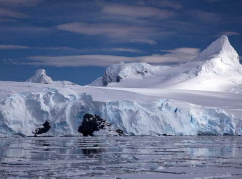 Радиосигналы из-под антарктического льда: наблюдения ANITA поставили физиков в тупик