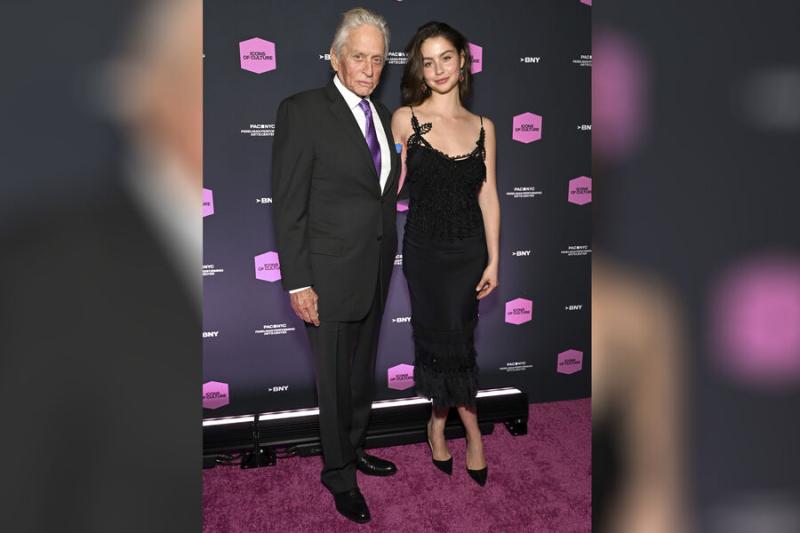 Дочь Кэтрин Зеты-Джонс вышла на публику с отцом Майклом Дугласом