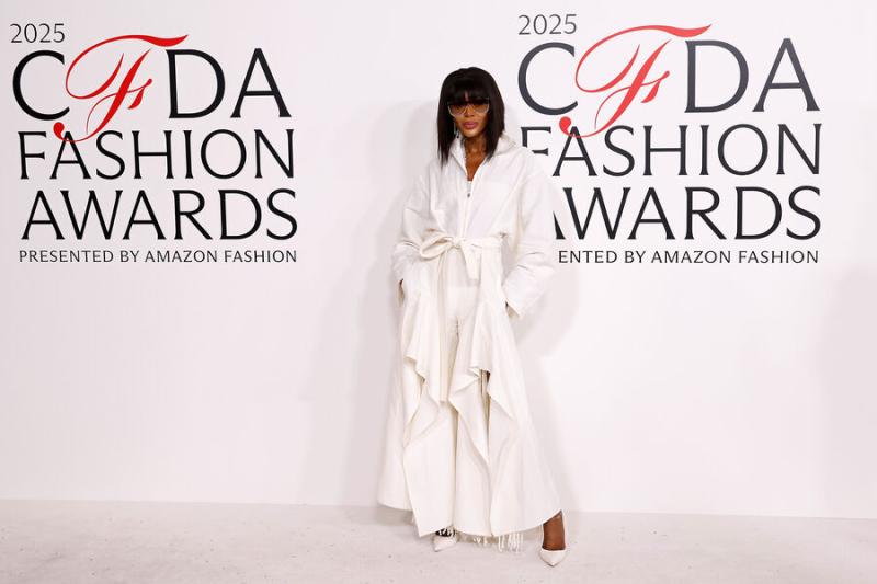 Модель Наоми Кэмпбелл появилась на публике с рваной стрижкой