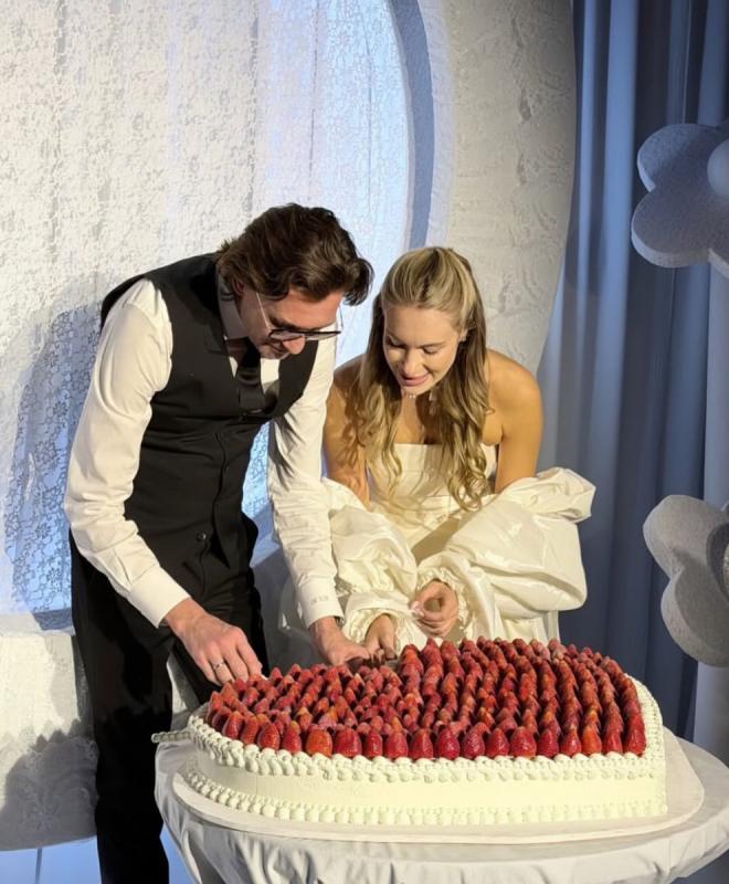 Руслан Нигматуллин поделился первыми фотографиями со своей свадьбы с 23-летней Эвелиной Сынчой