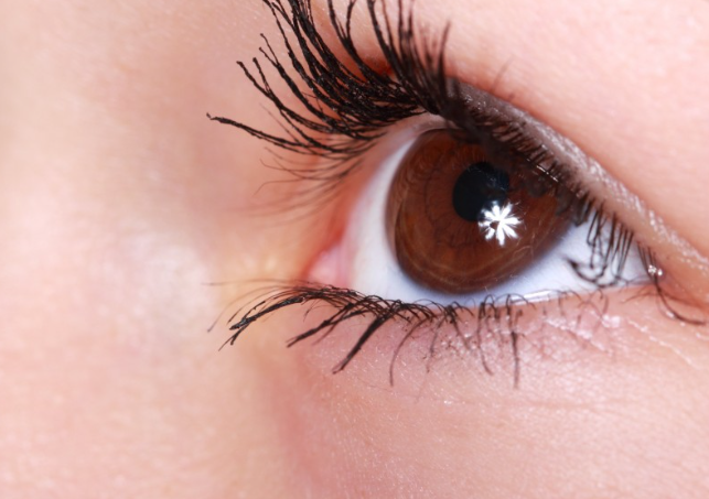 Названы опасности сна с макияжем