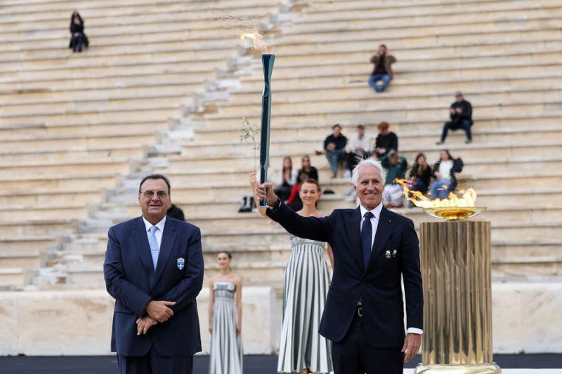 В Афинах передали олимпийский огонь организаторам Игр-2026