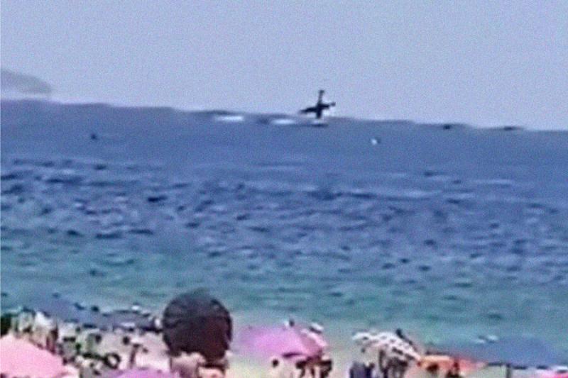 В Рио-де-Жанейро рекламный самолет упал в океан у пляжа