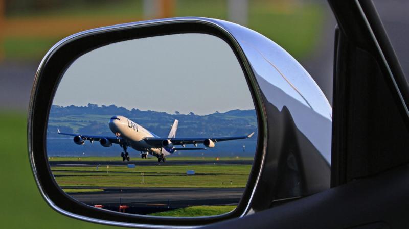 Пассажирский самолет загорелся на взлетно-посадочной полосе в Бразилии