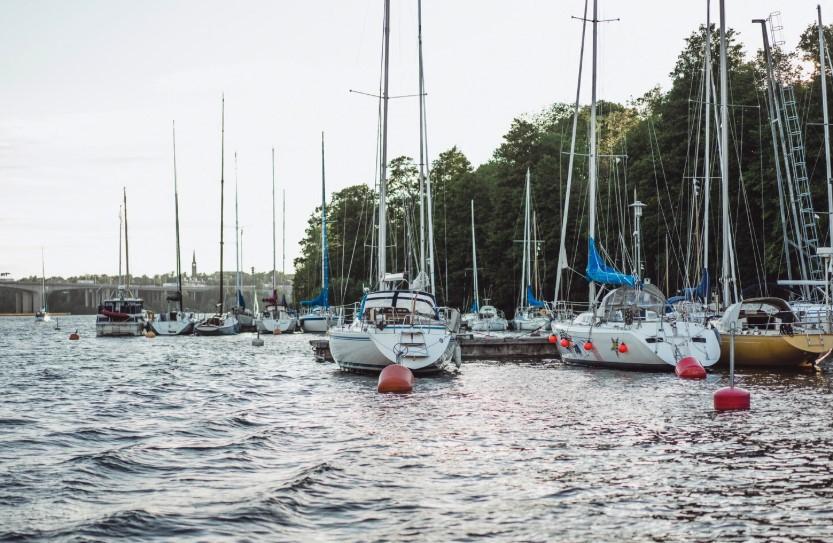 Произошло столкновение туристической лодки с траулером на Пхукете