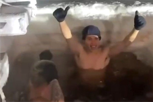 Иностранные туристы бросились нырять в прорубь в Якутии