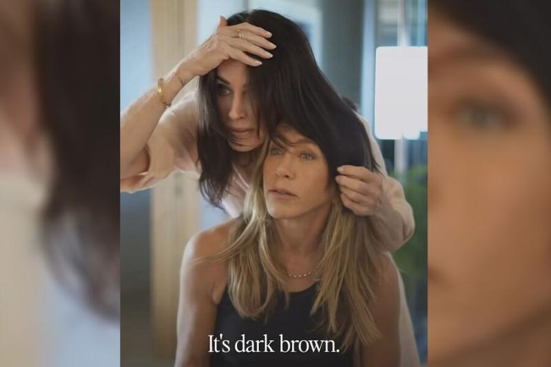 Актриса Энистон заявила, что может снова стать брюнеткой