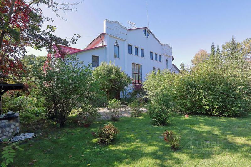 Особняк Аллы Пугачевой с незаконным пирсом подешевел на 10 млн рублей