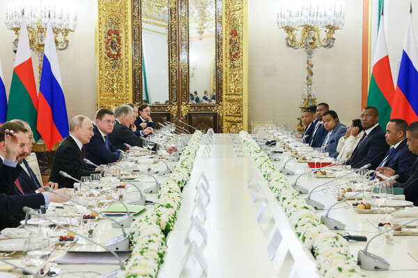 Переговоры Путина с лидером Мадагаскара продолжились за официальным завтраком