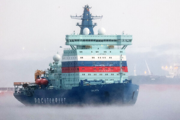 Российские ледоколы помогают судам, застрявшим во льдах Финского залива